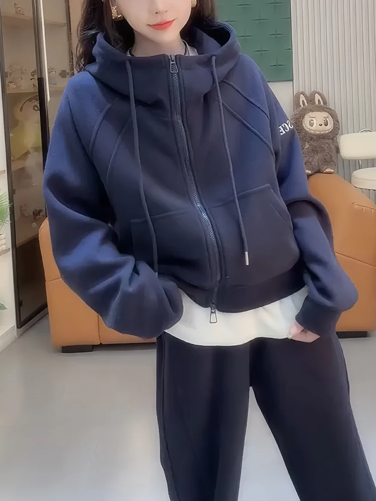 Женский комплект: утепленный свитер и брюки с высокой талией и широкими штанинами, повседневный спортивный стиль, зимняя коллекция
Женский комплект: утепленный свитер и брюки с высокой талией и широкими штанинами, повседневный спортивный стиль, зимняя коллекция