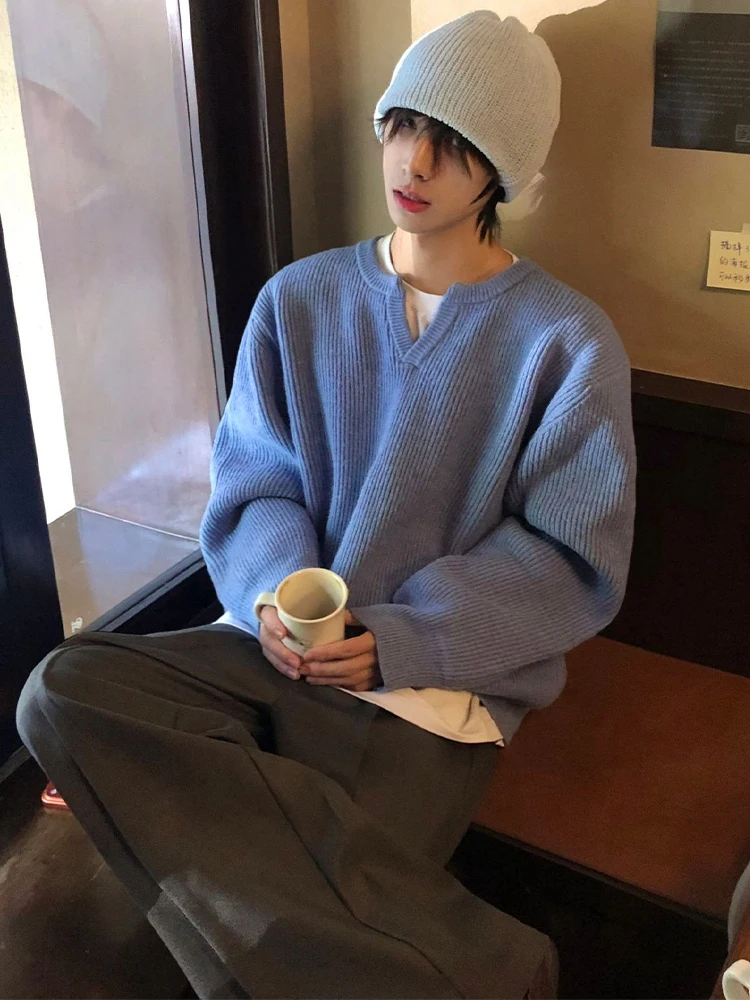 Мужской синий вязаный свитер с V-образным вырезом, утепленный, зимний, повседневный, свободного кроя, имитация двухслойности, удобный, в стиле lazy knitwear
Мужской синий вязаный свитер с V-образным вырезом, утепленный, зимний, повседневный, свободного кроя, имитация двухслойности, удобный, в стиле lazy knitwear