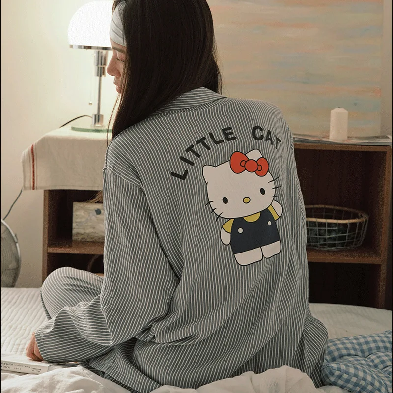 Новые простые милые женские пижамы Sanrio Hello Kitty в полоску KT, весенне-осенняя свободная удобная домашняя одежда из двух предметов, подарок для девочек
Новые простые милые женские пижамы Sanrio Hello Kitty в полоску KT, весенне-осенняя свободная удобная домашняя одежда из двух предметов, подарок для девочек