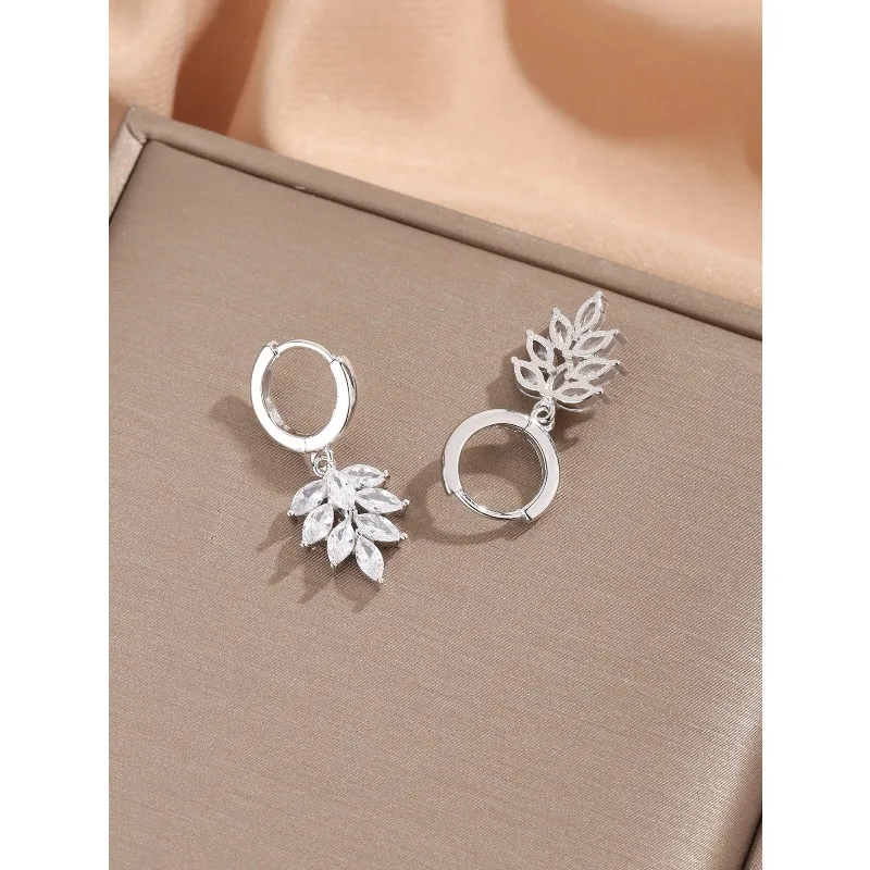 InsS925 Серебряные простые серьги-гвоздики с рождественскими листьями, модные темпераментные легкие роскошные новые ювелирные изделия
InsS925 Серебряные простые серьги-гвоздики с рождественскими листьями, модные темпераментные легкие роскошные новые ювелирные изделия