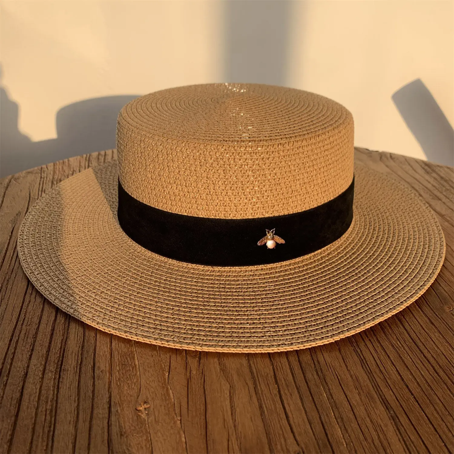 Luxury Designer Brand New Retro Seaside Holiday Sun Protection Flat Brim Straw Hat Women's Summer French Top Hat Free Shipping
Luxury Designer Brand New Retro Seaside Holiday Sun Protection Flat Brim Straw Hat Women's Summer French Top Hat Free Shipping