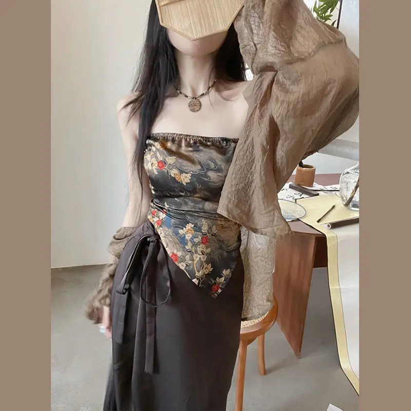 Chinese Traditional Hanfu Dress Suit Female Summer Retro Loose Cardigan + Tube Top Vest + High Waist Skirt Three-piece Set
Chinese Traditional Hanfu Dress Suit Female Summer Retro Loose Cardigan + Tube Top Vest + High Waist Skirt Three-piece Set