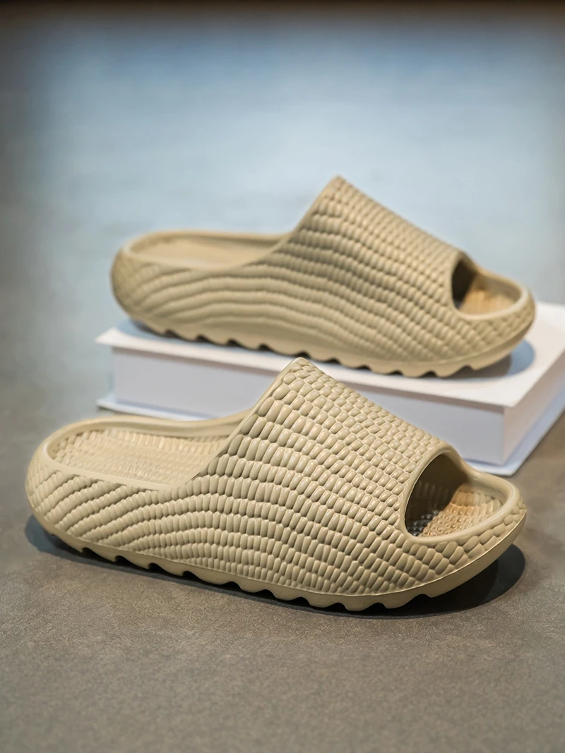 Men's Summer Casual Thick Bottom Sandals Anti-Slip Bath Slippers Comfortable Wearing Outdoor Beach Flat Slippers
Men's Summer Casual Thick Bottom Sandals Anti-Slip Bath Slippers Comfortable Wearing Outdoor Beach Flat Slippers