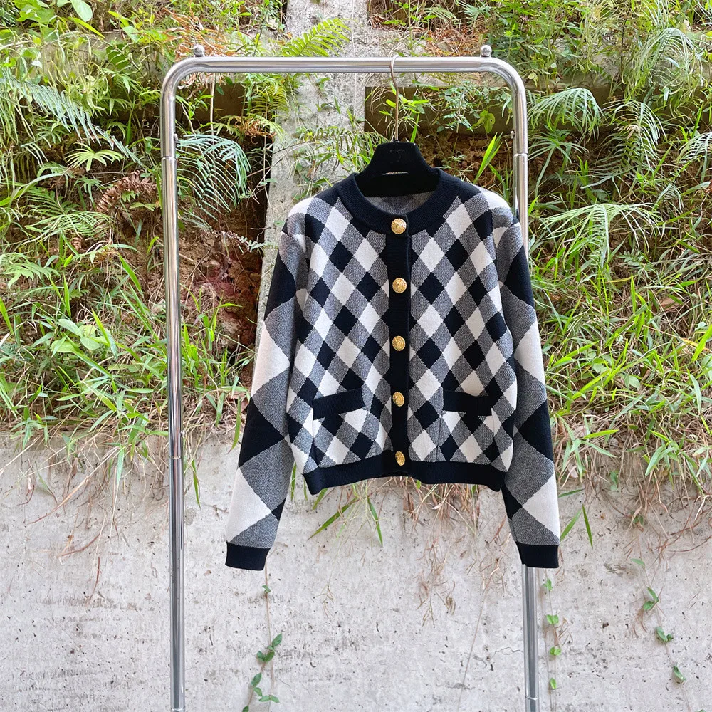 Autumn Winter Thickened Woolen Knitted Cardigan Coat with Golden Lion Head Button Black White Diamond Patterned round Neck Op...
Autumn Winter Thickened Woolen Knitted Cardigan Coat with Golden Lion Head Button Black White Diamond Patterned round Neck Op...