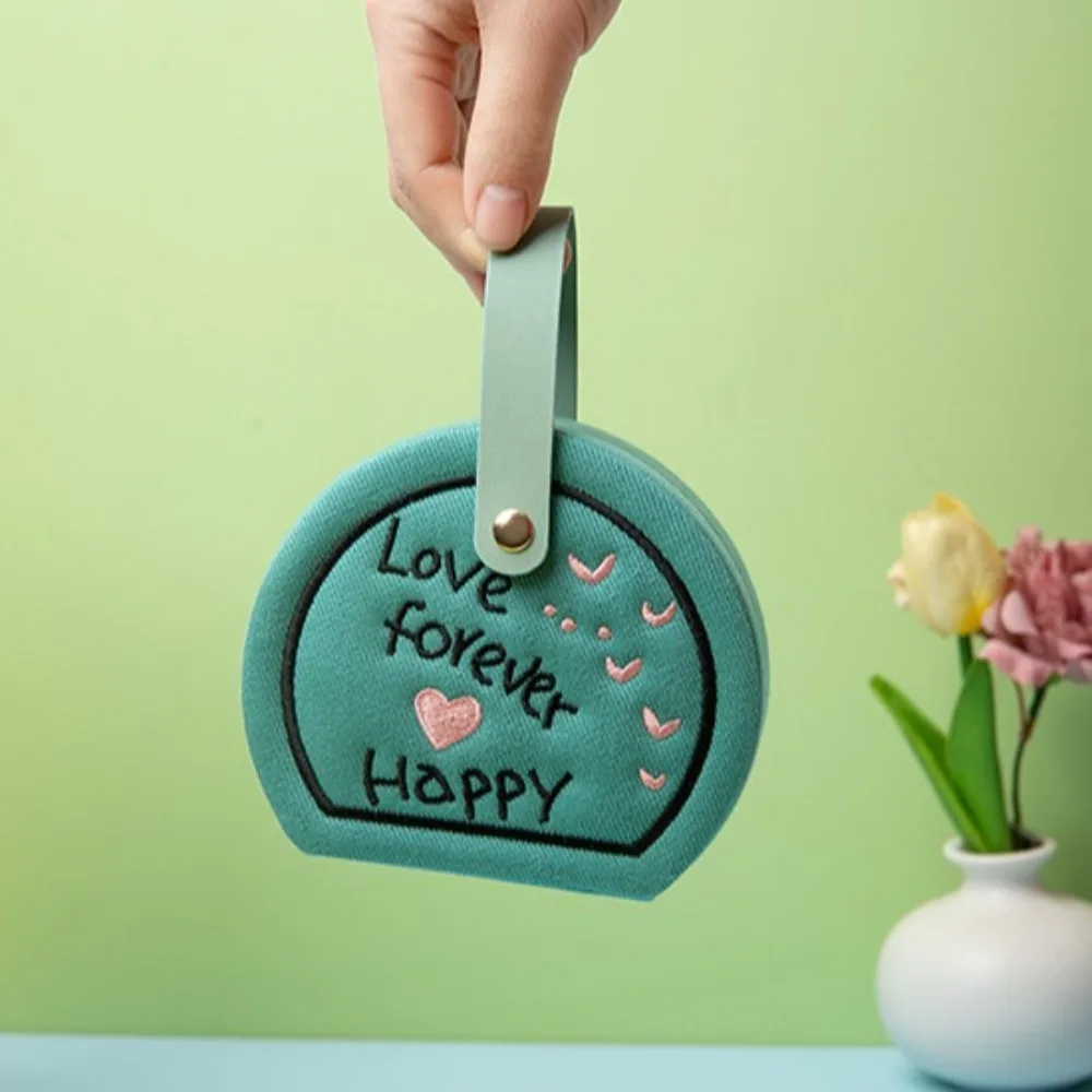 Вышитая коробка для хранения ювелирных изделий, серьги, дисплей для ювелирных изделий, портативная сумка-органайзер для путешествий, пылезащитная подарочная упаковка
Вышитая коробка для хранения ювелирных изделий, серьги, дисплей для ювелирных изделий, портативная сумка-органайзер для путешествий, пылезащитная подарочная упаковка