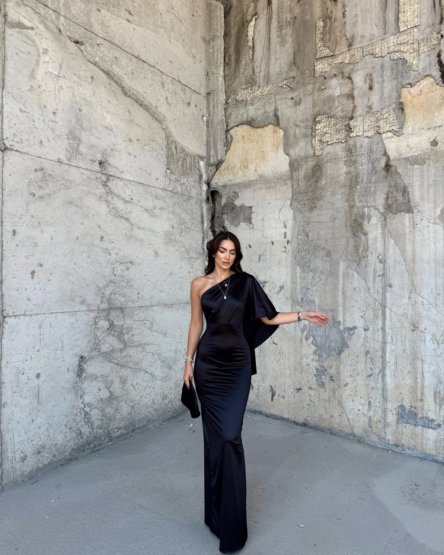 Customized Temperament One Shoulder Satin Evening Dresses Graceful Long Sleeves Pleats Black Vestido De Festa Vestido De Noche
Customized Temperament One Shoulder Satin Evening Dresses Graceful Long Sleeves Pleats Black Vestido De Festa Vestido De Noche