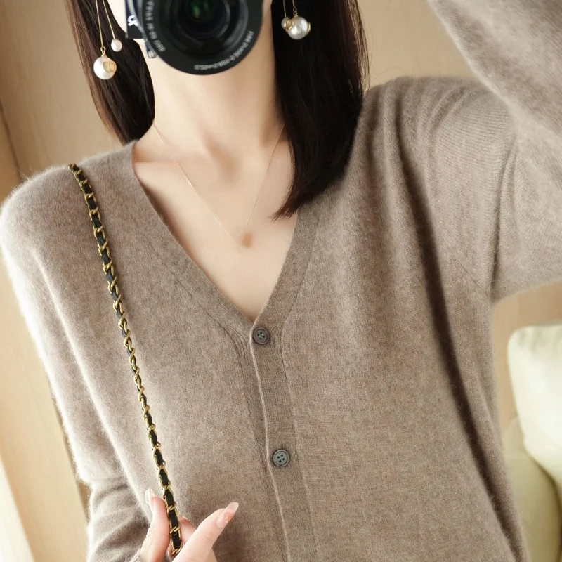 2023 New V-Neck Long Sleeve Knitted Sweater Light Weight Loose Fit Pure Color Spring Autumn Women's Cardigan Korean Style
2023 New V-Neck Long Sleeve Knitted Sweater Light Weight Loose Fit Pure Color Spring Autumn Women's Cardigan Korean Style