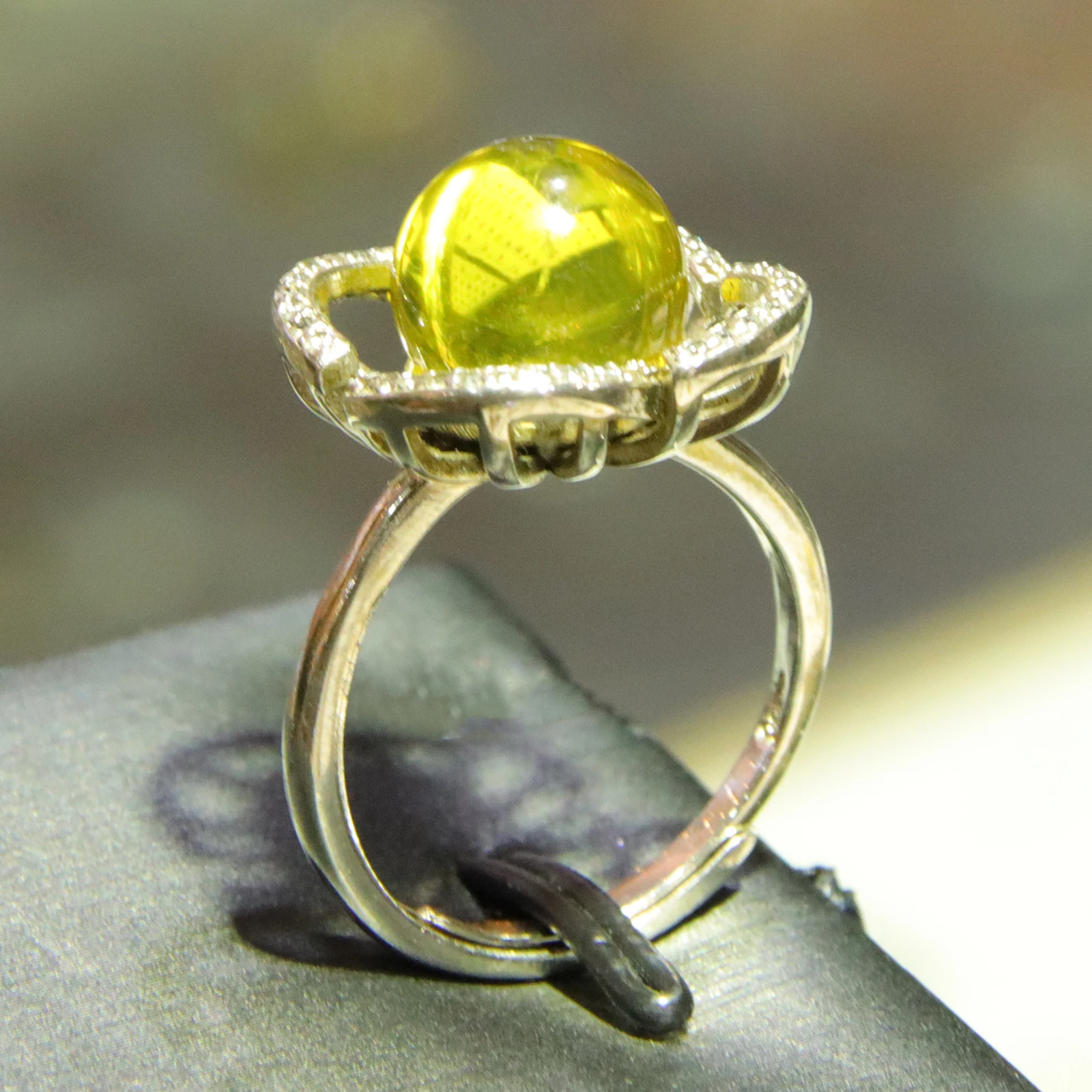 Romantic Starry Flower Ring: 9mm Color Shift Blue Amber in Sparkling Silver Setting | Adjustable Gift for Women
Romantic Starry Flower Ring: 9mm Color Shift Blue Amber in Sparkling Silver Setting | Adjustable Gift for Women