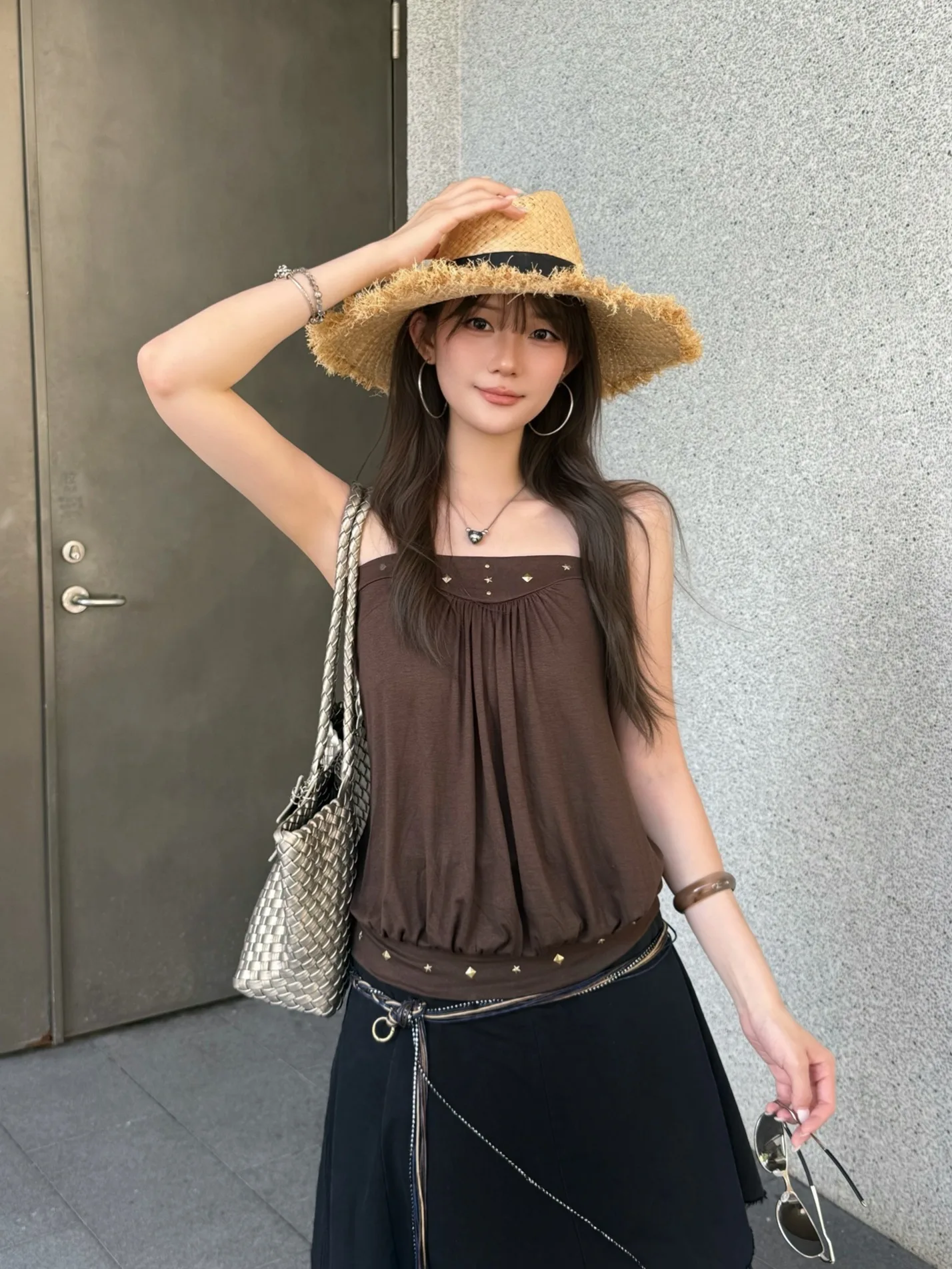 Sexy American Retro Deep Brown Rivet Crop Top Women's Vest Summer Slimming Versatile Chic Top Women's Fashion Trend 2026
Sexy American Retro Deep Brown Rivet Crop Top Women's Vest Summer Slimming Versatile Chic Top Women's Fashion Trend 2026