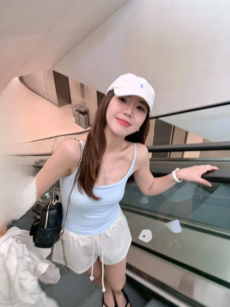 Удобные для кожи шорты с высокой талией и эластичным поясом, повседневные, универсальные, дышащие, из полиэфирного волокна, женские, облегающие, летние шорты
Удобные для кожи шорты с высокой талией и эластичным поясом, повседневные, универсальные, дышащие, из полиэфирного волокна, женские, облегающие, летние шорты