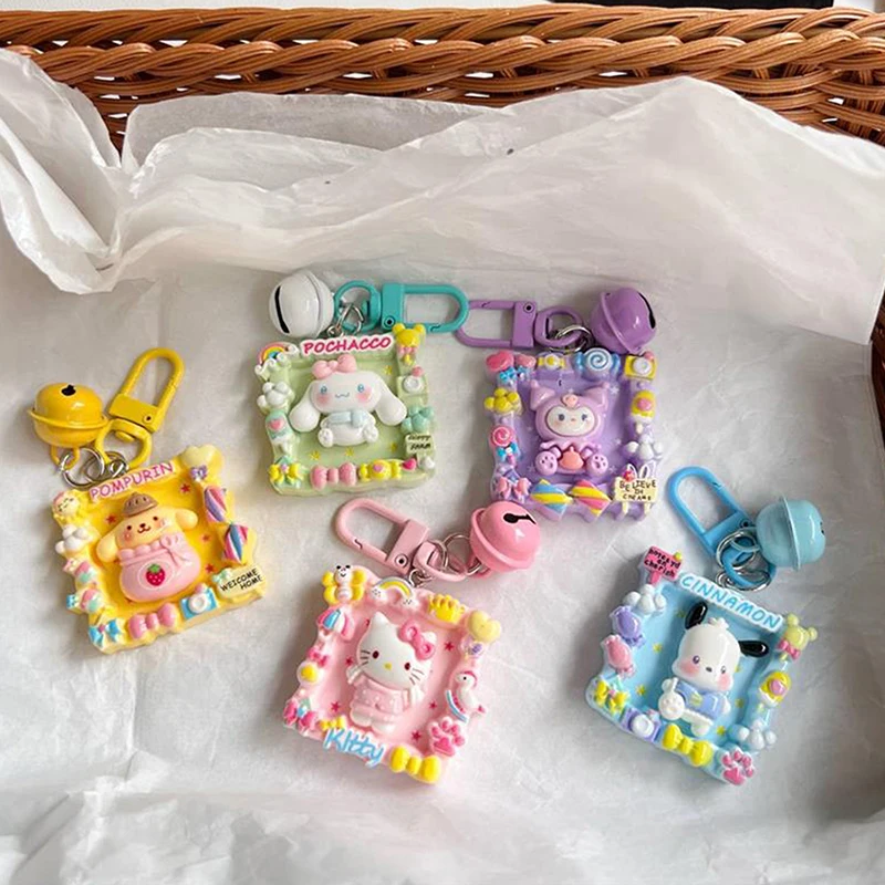 Мультяшная аниме фоторамка Sanrio, брелок с подвеской KT Cat Kuromi понравился Pompompurin Cinnamoroll, милая сумочка, брелок, подвеска, подарки
Мультяшная аниме фоторамка Sanrio, брелок с подвеской KT Cat Kuromi понравился Pompompurin Cinnamoroll, милая сумочка, брелок, подвеска, подарки