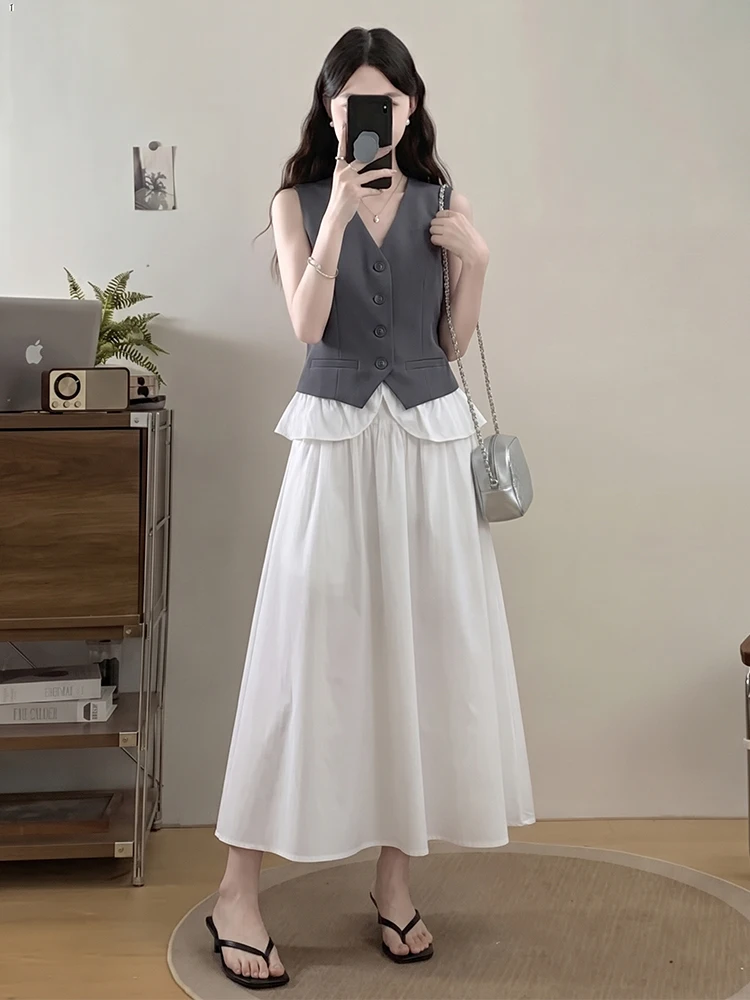 Casual Summer Outfit Women's New 2026 Elegant Small V-neck Tank Top Half-length Skirt High-end Feeling Two-piece Set Fashionable
Casual Summer Outfit Women's New 2026 Elegant Small V-neck Tank Top Half-length Skirt High-end Feeling Two-piece Set Fashionable