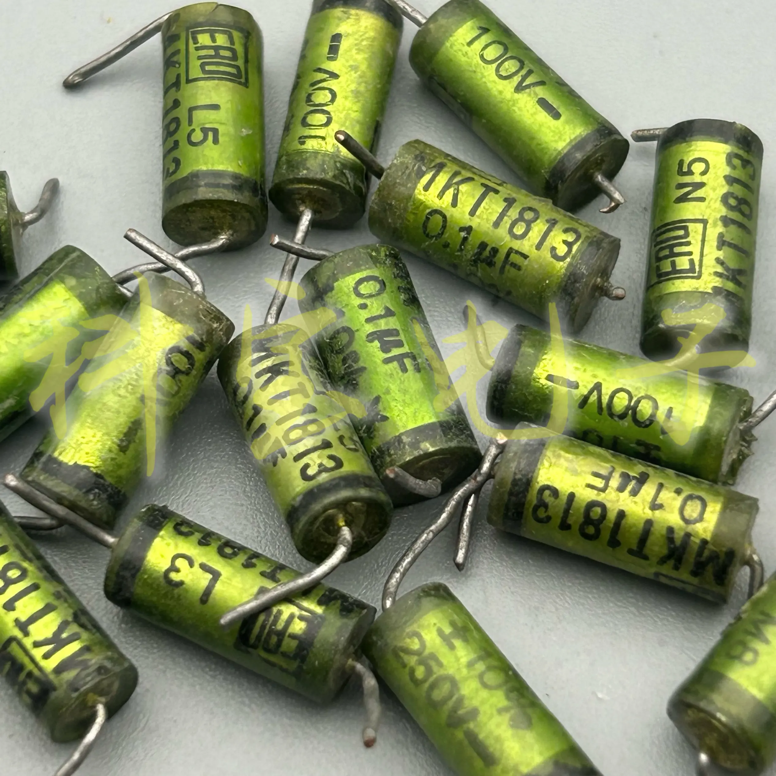 20 шт. б/у разобранных пленочных конденсаторов ERO MKT1813 100V 0.1UF 104 для аудиосистем, высококачественные, 5.5*12.5 мм
20 шт. б/у разобранных пленочных конденсаторов ERO MKT1813 100V 0.1UF 104 для аудиосистем, высококачественные, 5.5*12.5 мм