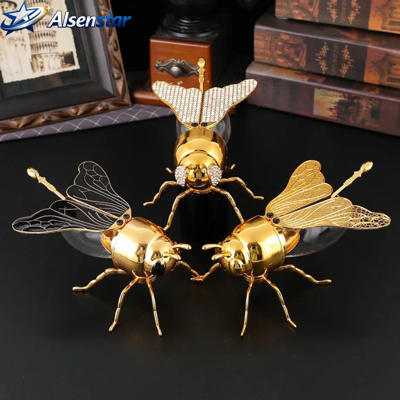 Suitable for home dining table decoration, luxurious bee spoon jar, moisture-proof kitchen seasoning jar, couple gift
Suitable for home dining table decoration, luxurious bee spoon jar, moisture-proof kitchen seasoning jar, couple gift