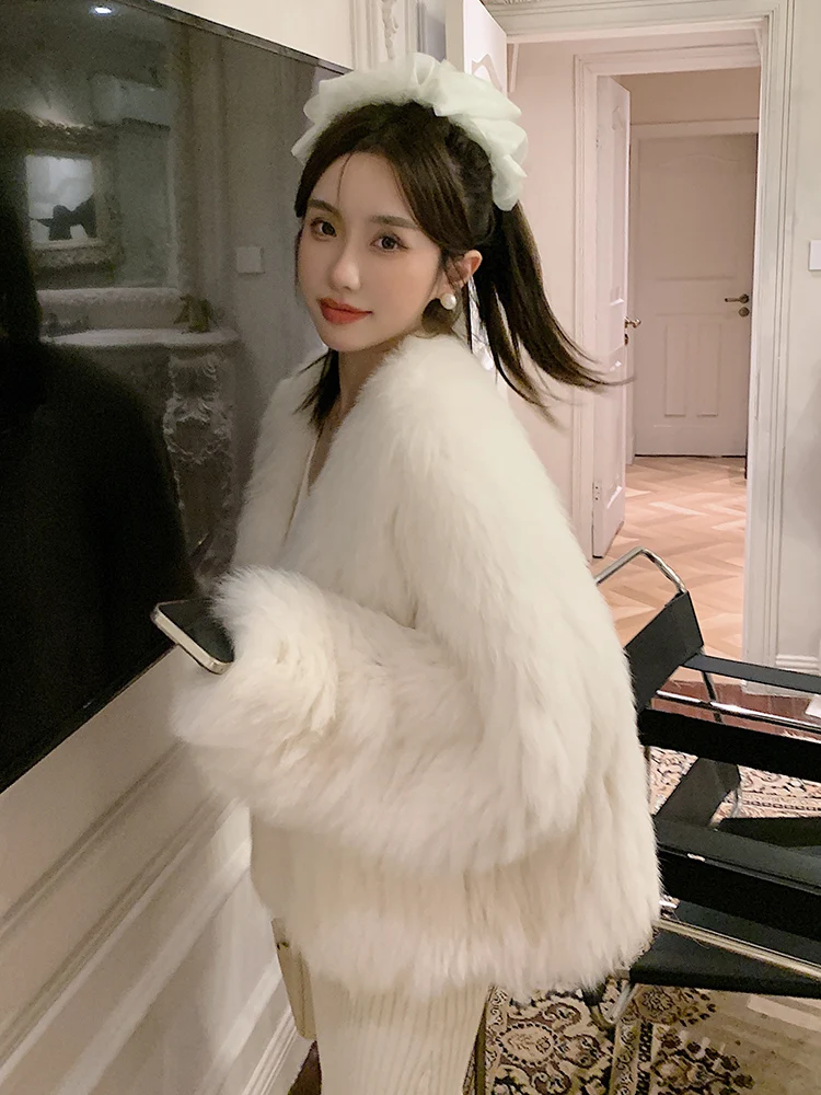 Новое двустороннее меховое пальто CLL для молодых женщин: модное, теплое, зимнее, с декоративными элементами, длинными рукавами
Новое двустороннее меховое пальто CLL для молодых женщин: модное, теплое, зимнее, с декоративными элементами, длинными рукавами