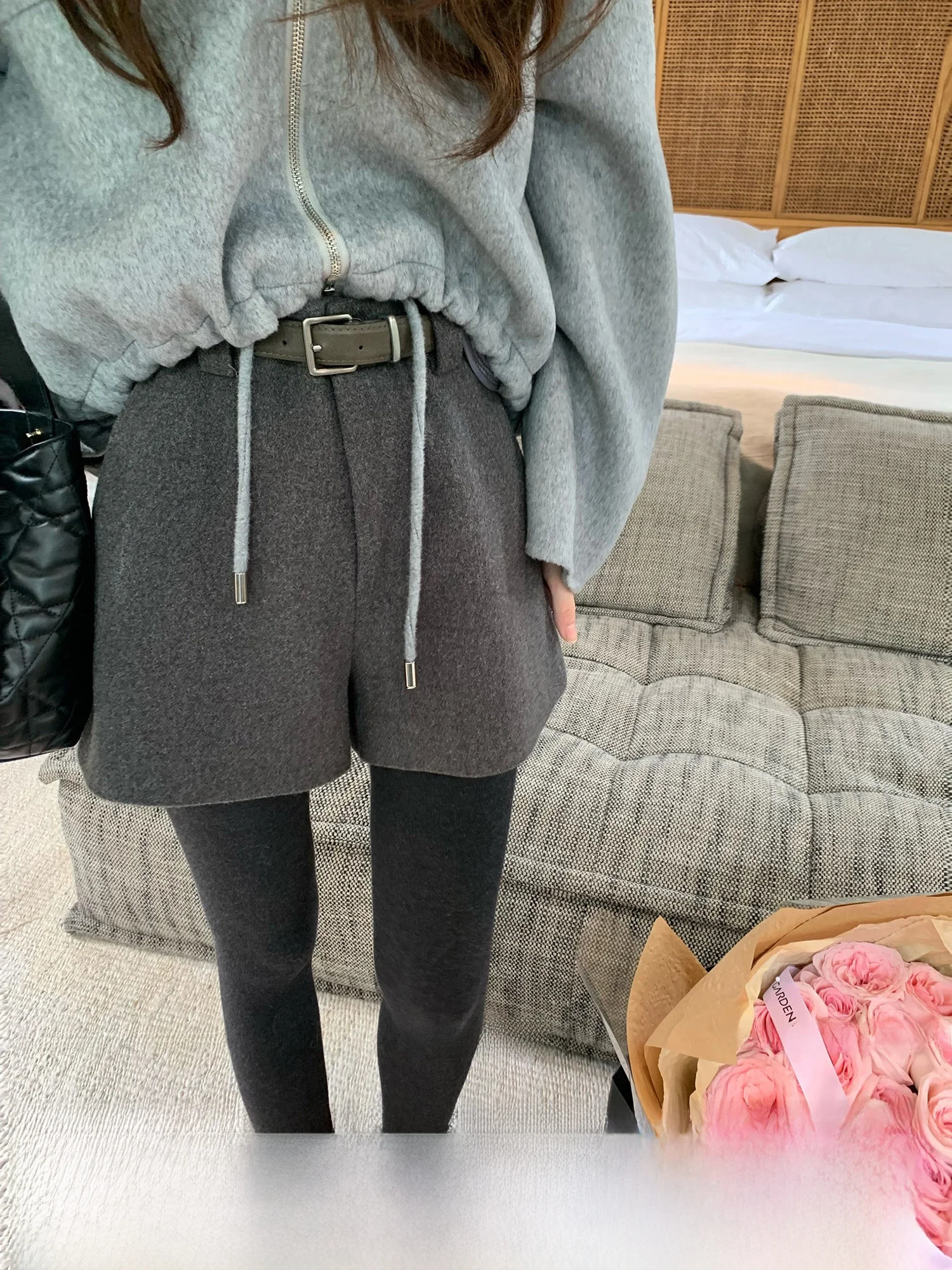 Шерстяные брюки-клеш А-силуэта в корейском стиле с высокой талией, повседневные, универсальные, удобные, из полиэфирного волокна, приятные к телу.
Шерстяные брюки-клеш А-силуэта в корейском стиле с высокой талией, повседневные, универсальные, удобные, из полиэфирного волокна, приятные к телу.