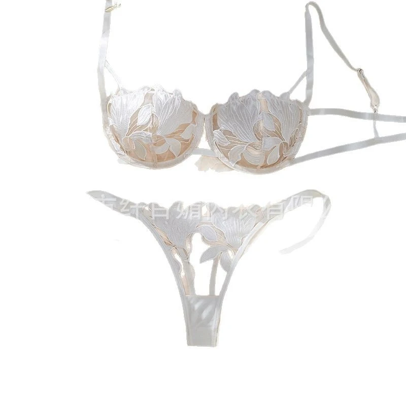 Bikini French-style sexy lingerie printed camisole set with hollow-out bra
Bikini French-style sexy lingerie printed camisole set with hollow-out bra
