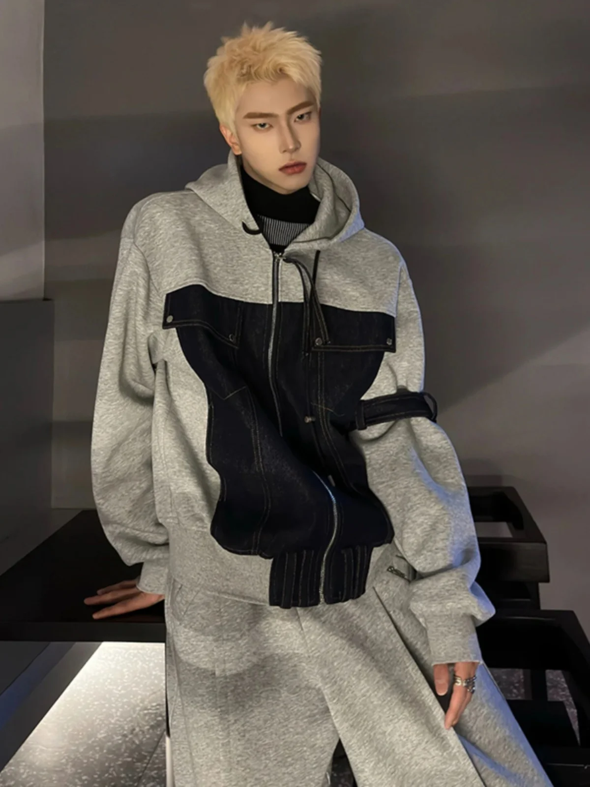 Cleanfit Short Denim Patchwork Jacket Men's High-End Style Autumn Winter Hooded Workwear Sweatshirt Zipper Sleeve Long Loose Fit
Cleanfit Short Denim Patchwork Jacket Men's High-End Style Autumn Winter Hooded Workwear Sweatshirt Zipper Sleeve Long Loose Fit