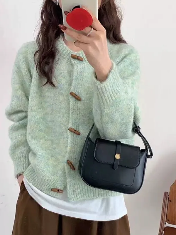 Мягкий уютный вязаный кардиган, женский свободный крой, повседневный свитер, пальто с роговыми пуговицами, осень-зима, нежная атмосфера
Мягкий уютный вязаный кардиган, женский свободный крой, повседневный свитер, пальто с роговыми пуговицами, осень-зима, нежная атмосфера