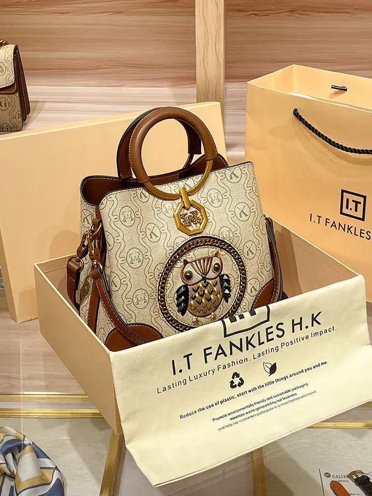 2026 New Hong Kong Cowhide Bucket Satchel,Luxury Trendy Handheld Purse,Fashion Versatile Shoulder Crossbody for Women
2026 New Hong Kong Cowhide Bucket Satchel,Luxury Trendy Handheld Purse,Fashion Versatile Shoulder Crossbody for Women