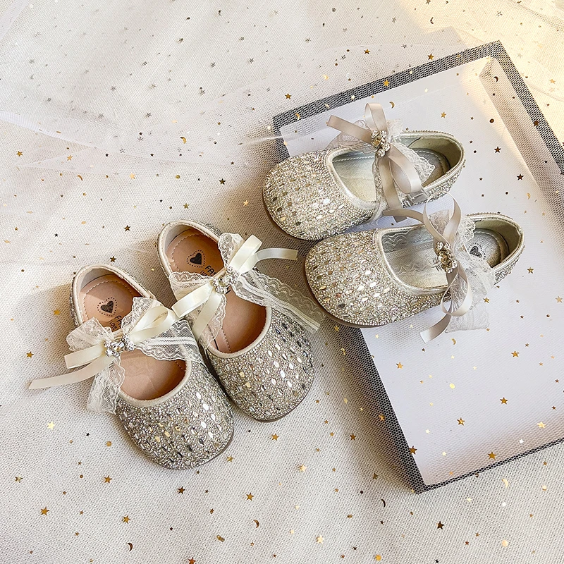 Весенние детские туфли для девочек: Принцесса, с бантом, кристаллами, блестящие, изысканные, бежевые, серебристые, очаровательные, красивые, шикарные, на плоской подошве
Весенние детские туфли для девочек: Принцесса, с бантом, кристаллами, блестящие, изысканные, бежевые, серебристые, очаровательные, красивые, шикарные, на плоской подошве