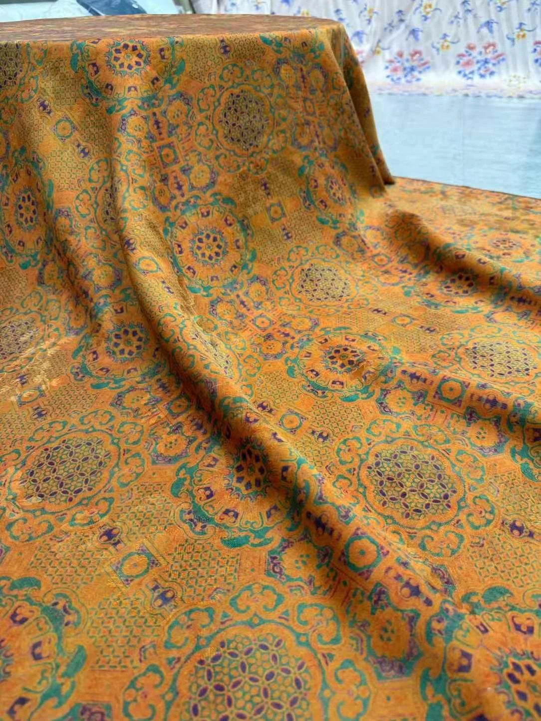 New Fashion Retro Silk Fabric Red Cloud Silk Dress Shirt Material Eight Holes Flowered Pattern Chinese Style Home Fabric
New Fashion Retro Silk Fabric Red Cloud Silk Dress Shirt Material Eight Holes Flowered Pattern Chinese Style Home Fabric