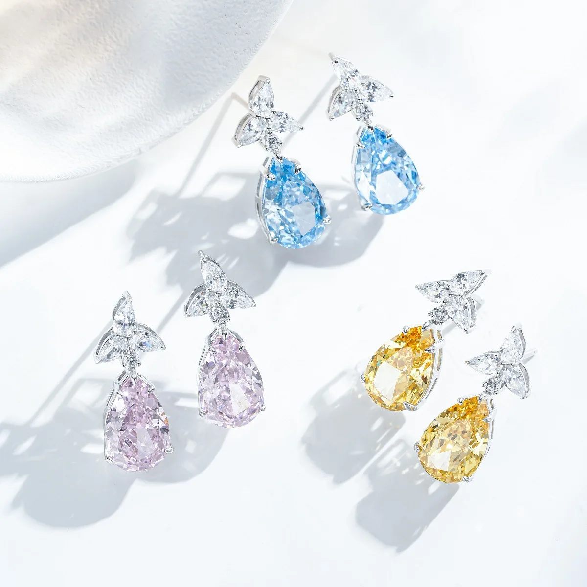 PT950 platinum gold earrings for women, drop-shaped earrings with luxurious and radiant cut design.
PT950 platinum gold earrings for women, drop-shaped earrings with luxurious and radiant cut design.