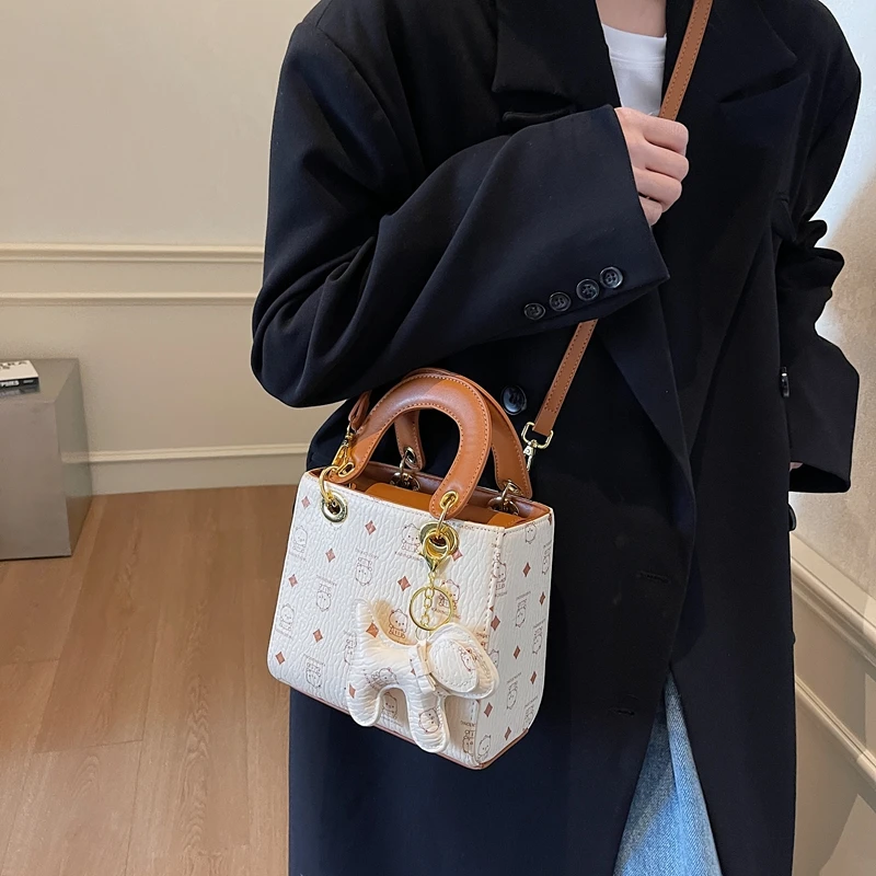 Famous Designer Messenger Bag Stylish Leather Handbag For Ladies Crossbody Shoulder Purse Trendy Daily
Famous Designer Messenger Bag Stylish Leather Handbag For Ladies Crossbody Shoulder Purse Trendy Daily