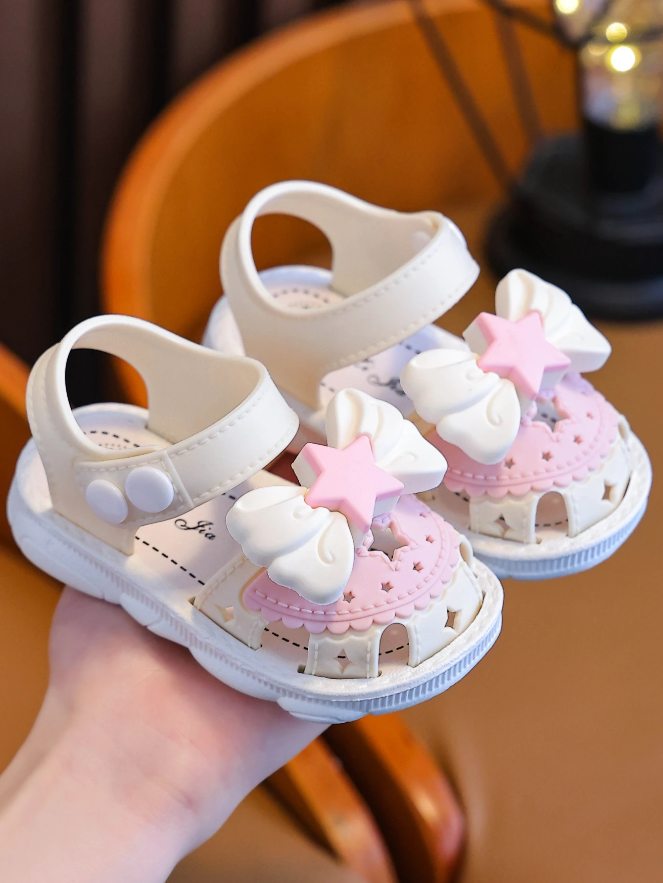 New summer children's star bow toe sandals for girls and babies to wear at home and outside, walking shoes
New summer children's star bow toe sandals for girls and babies to wear at home and outside, walking shoes