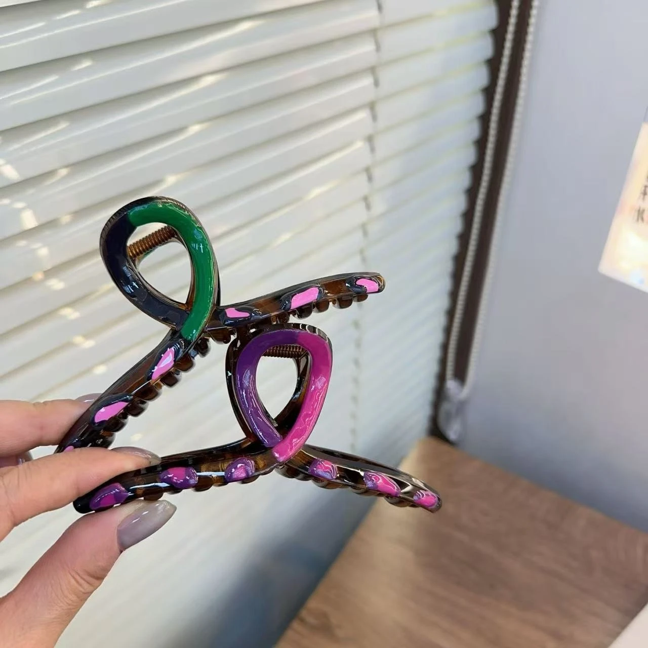 New Grab Clip Large Multi-hair Shark Clip Dripping Oil Leopard Print Cross Personality Back Head Advanced Sense Strange Handclip
New Grab Clip Large Multi-hair Shark Clip Dripping Oil Leopard Print Cross Personality Back Head Advanced Sense Strange Handclip