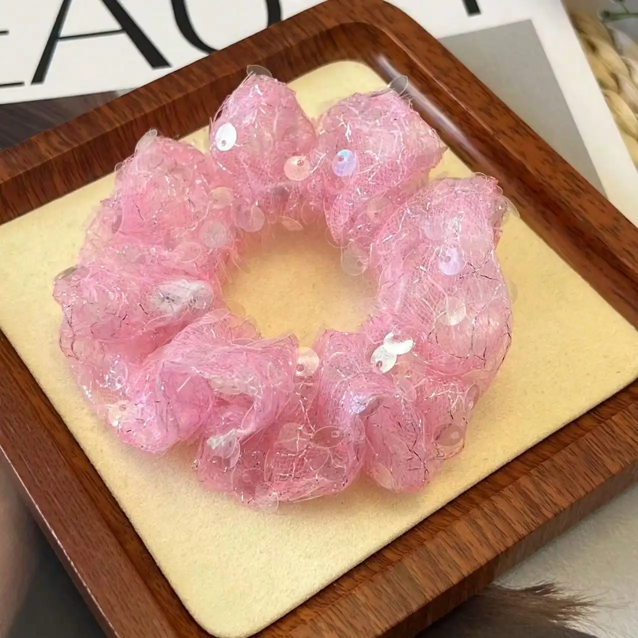 1pc Spring/Summer New Sequin Handmade Scrunchie Hair Tie Headband Hair Accessory Suitable For Daily Wear
1pc Spring/Summer New Sequin Handmade Scrunchie Hair Tie Headband Hair Accessory Suitable For Daily Wear