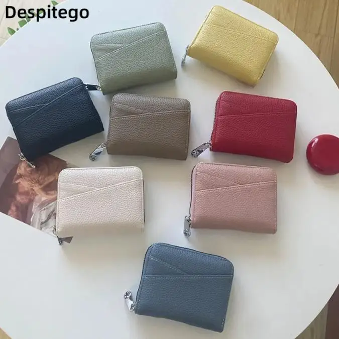 Корейский кошелек из искусственной кожи с отделением для карт, простой кошелек, однотонная портативная короткая маленькая сумка на молнии
Корейский кошелек из искусственной кожи с отделением для карт, простой кошелек, однотонная портативная короткая маленькая сумка на молнии