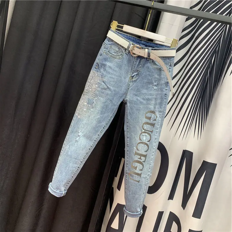 Корейская версия, модные джинсовые брюки со стразами и буквами, женские укороченные модные брюки-шаровары с высокой талией, облегающие закатанные края
Корейская версия, модные джинсовые брюки со стразами и буквами, женские укороченные модные брюки-шаровары с высокой талией, облегающие закатанные края