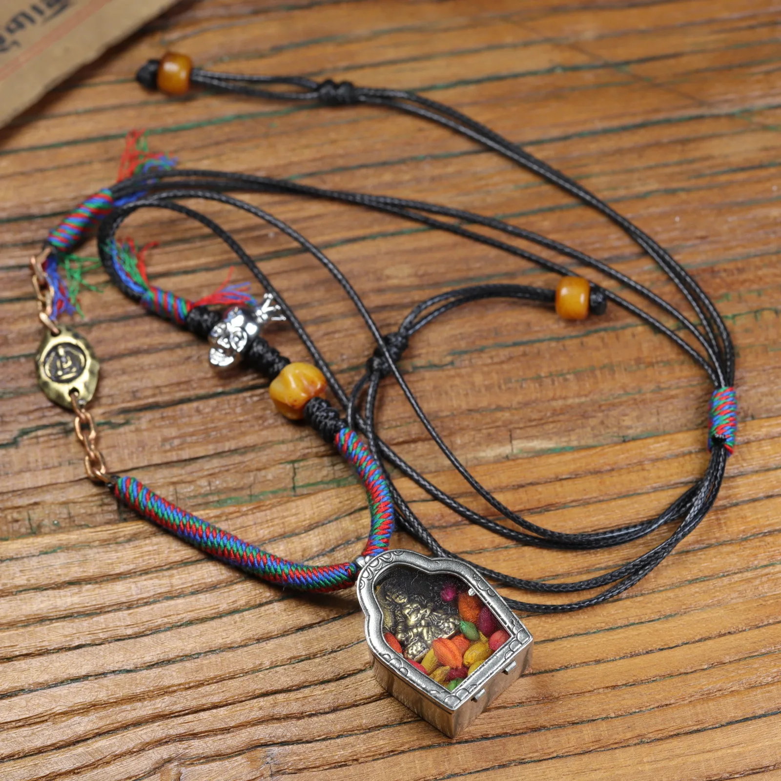 Hand-woven Rope Necklace Yellow God of Wealth Gawu Box Thangka Pendant Men's and Women's Ethnic Style
Hand-woven Rope Necklace Yellow God of Wealth Gawu Box Thangka Pendant Men's and Women's Ethnic Style