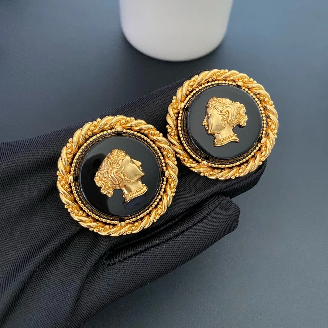 European and American New Fashionable French Retro Portrait Fashionable Drop Glazed Black Gold Ear Clips
European and American New Fashionable French Retro Portrait Fashionable Drop Glazed Black Gold Ear Clips