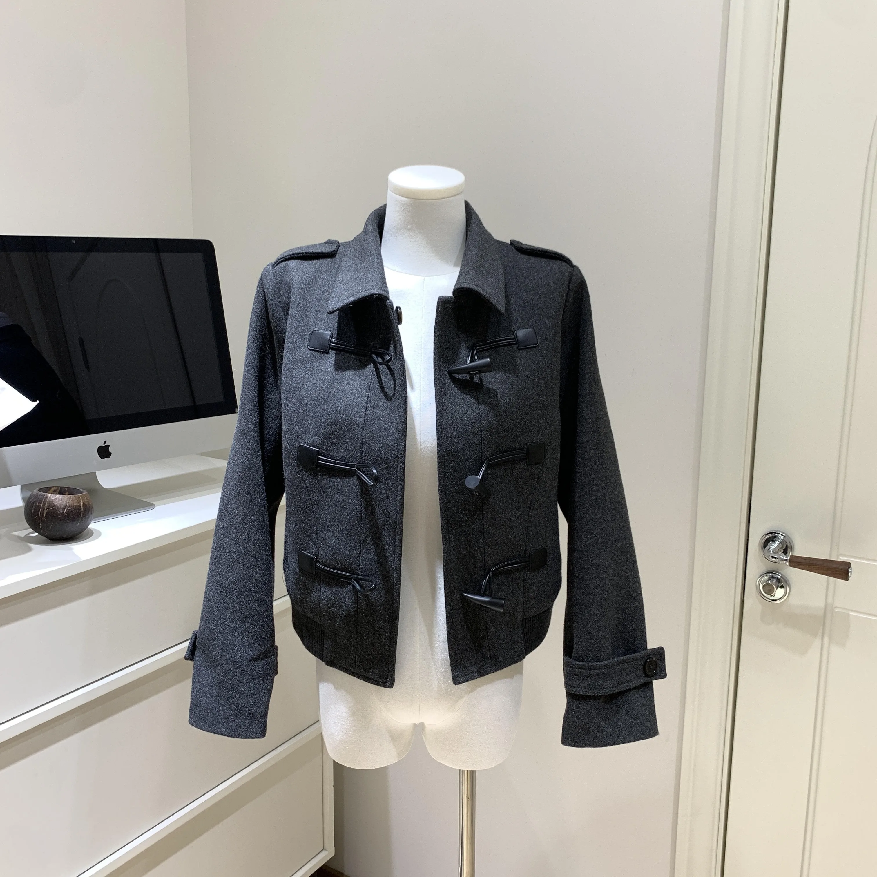 Women's Autumn Winter Elegant Long Sleeve Turn Down Collar Short Jacket Lady Streetwear Single Breasted Horn Button Outwear
Women's Autumn Winter Elegant Long Sleeve Turn Down Collar Short Jacket Lady Streetwear Single Breasted Horn Button Outwear