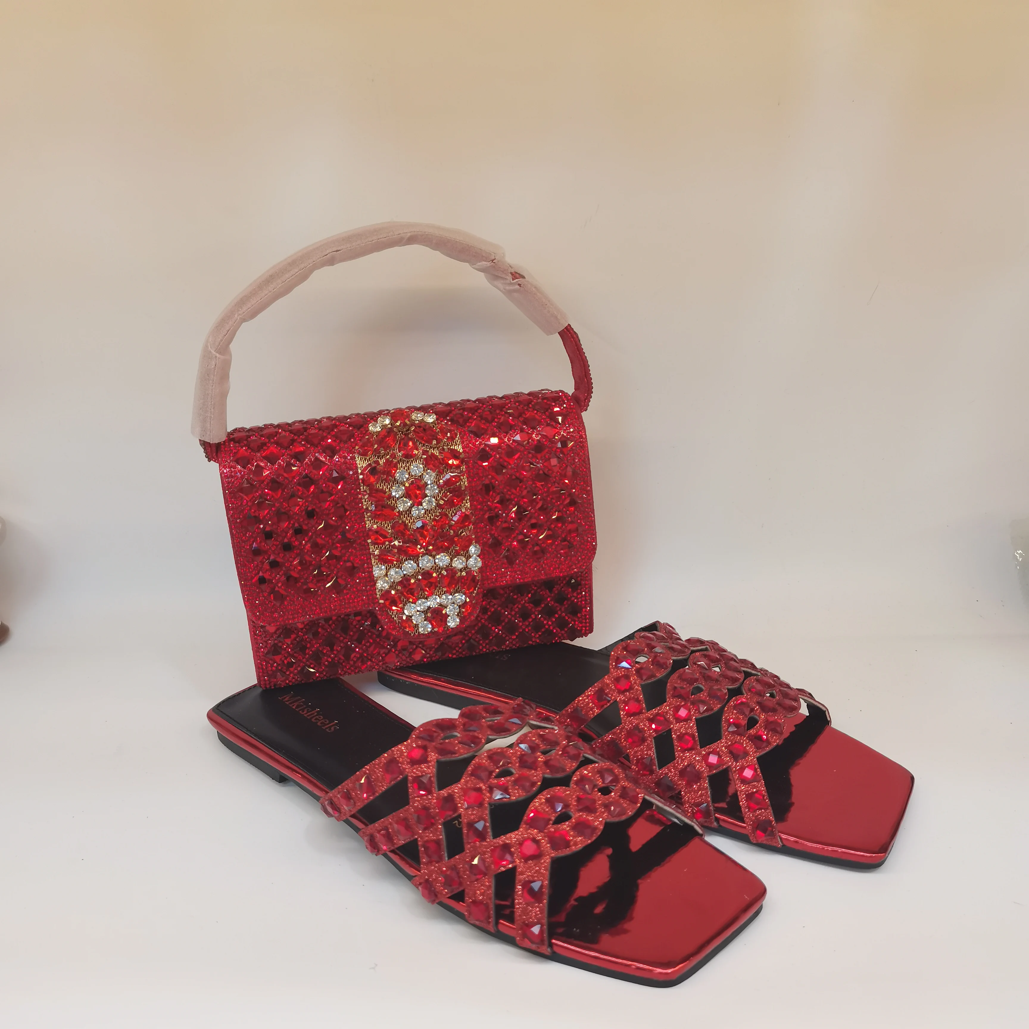 Высококачественные новые женские тапочки на плоской подошве с бриллиантами, модные женские тапочки со стразами и комплект сумок для праздничной обуви F5-1013-4
Высококачественные новые женские тапочки на плоской подошве с бриллиантами, модные женские тапочки со стразами и комплект сумок для праздничной обуви F5-1013-4