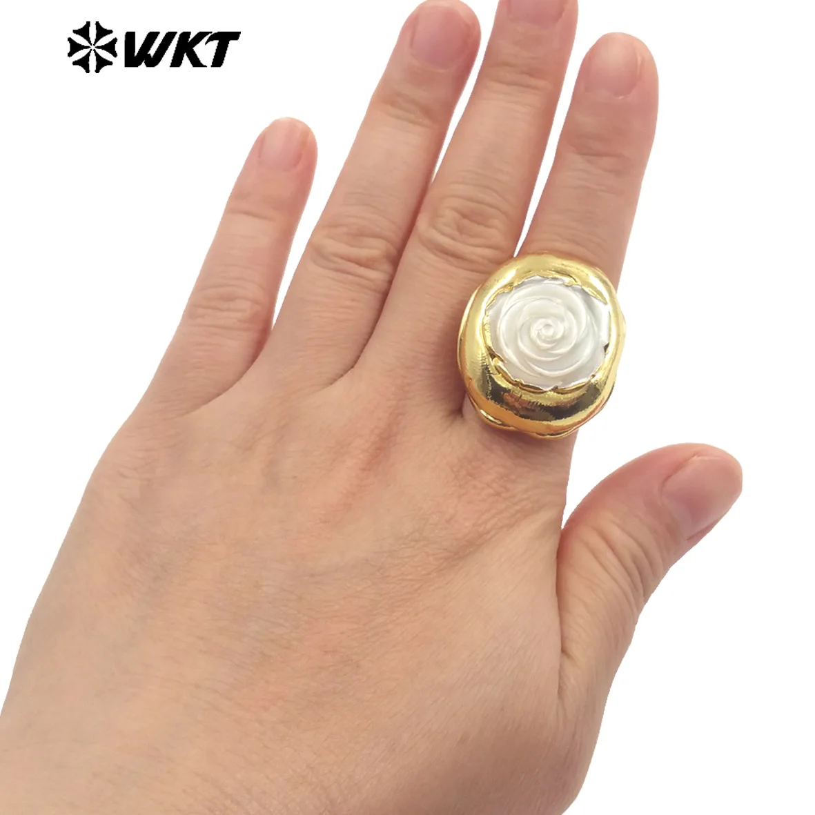 WT-MPR125 Newest Delicate Natural MOP Shell Ring Rose Flower Carved Shape Gold Plated Open Size Party Gift Female Jewelry
WT-MPR125 Newest Delicate Natural MOP Shell Ring Rose Flower Carved Shape Gold Plated Open Size Party Gift Female Jewelry