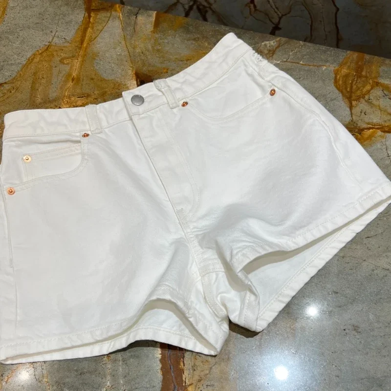 2024 New Summer Women Fashion White Hollow Out Letter Casual Office Lady Jeans Shorts High Quality Collection Clothes
2024 New Summer Women Fashion White Hollow Out Letter Casual Office Lady Jeans Shorts High Quality Collection Clothes