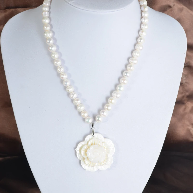 8-9mm Cultured Freshwater Natural Pearl Necklace with Carved Flower Pendant and Minor Imperfections
8-9mm Cultured Freshwater Natural Pearl Necklace with Carved Flower Pendant and Minor Imperfections