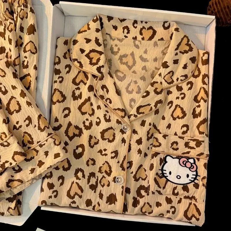 Тонкий пижамный комплект Sanrio с леопардовым принтом «Hello Kitty», кавайный мультяшный принт, весенне-осенняя мягкая удобная милая домашняя одежда для девочек
Тонкий пижамный комплект Sanrio с леопардовым принтом «Hello Kitty», кавайный мультяшный принт, весенне-осенняя мягкая удобная милая домашняя одежда для девочек
