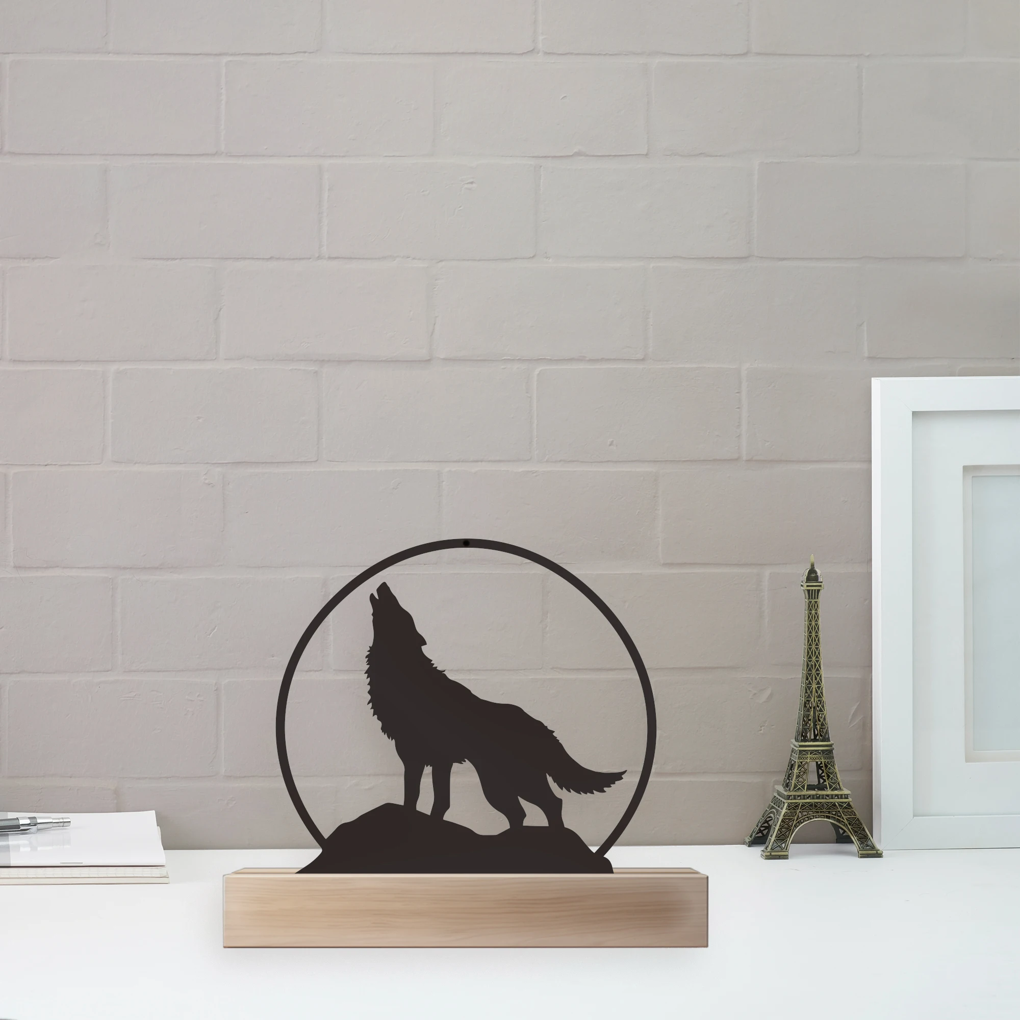 1 pc A howling wolf in a ring Iron Ornament Iron Wall Signs With Wood Base Symphony For Kids Rooms Diy Home Decoration
1 pc A howling wolf in a ring Iron Ornament Iron Wall Signs With Wood Base Symphony For Kids Rooms Diy Home Decoration