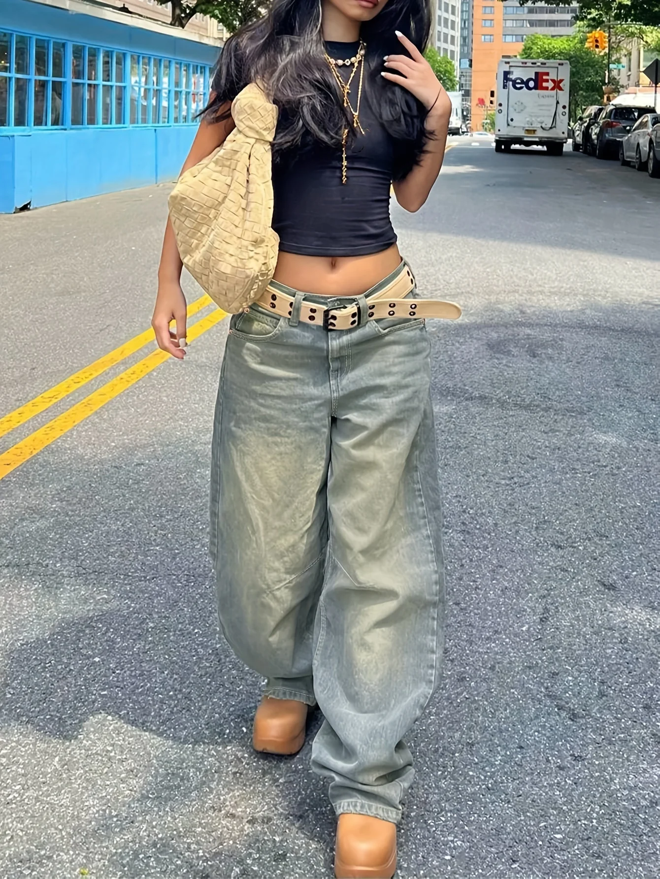 Retro washed blue jeans, American design denim, trendy loose straight jeans for women, casual wide-leg mop pants
Retro washed blue jeans, American design denim, trendy loose straight jeans for women, casual wide-leg mop pants