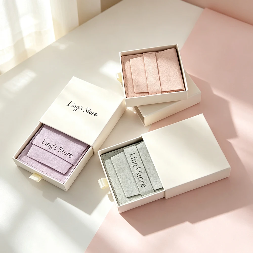 Beige Drawer Paper Jewelry Box 9x9x2.5cm Inside with 8x8cm Microfiber Strip Pouch Wedding Gift Storage Bag Can Personalized Logo
Beige Drawer Paper Jewelry Box 9x9x2.5cm Inside with 8x8cm Microfiber Strip Pouch Wedding Gift Storage Bag Can Personalized Logo