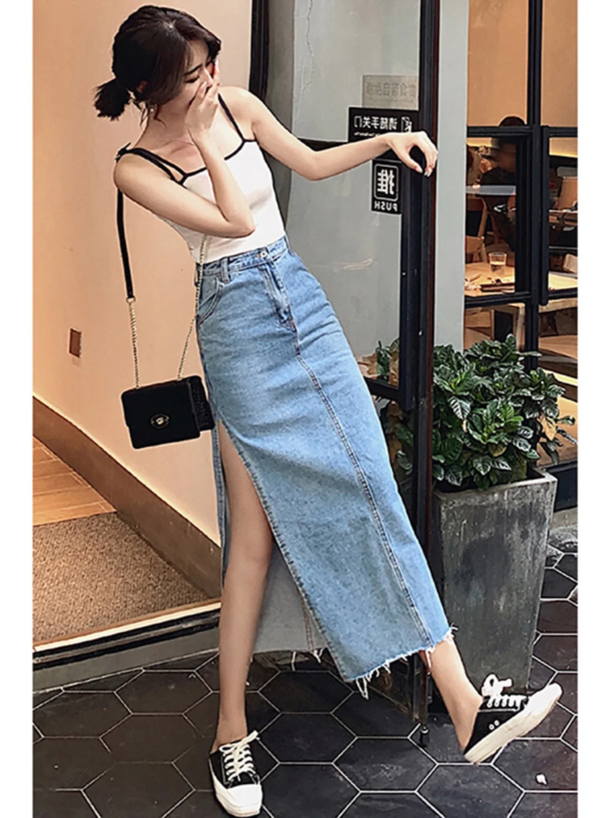Sexy Slit Denim Skirt High Waist A-Line Silhouette Commute Style Pure Color Brand Buckle Women's Small Size Fashionable
Sexy Slit Denim Skirt High Waist A-Line Silhouette Commute Style Pure Color Brand Buckle Women's Small Size Fashionable