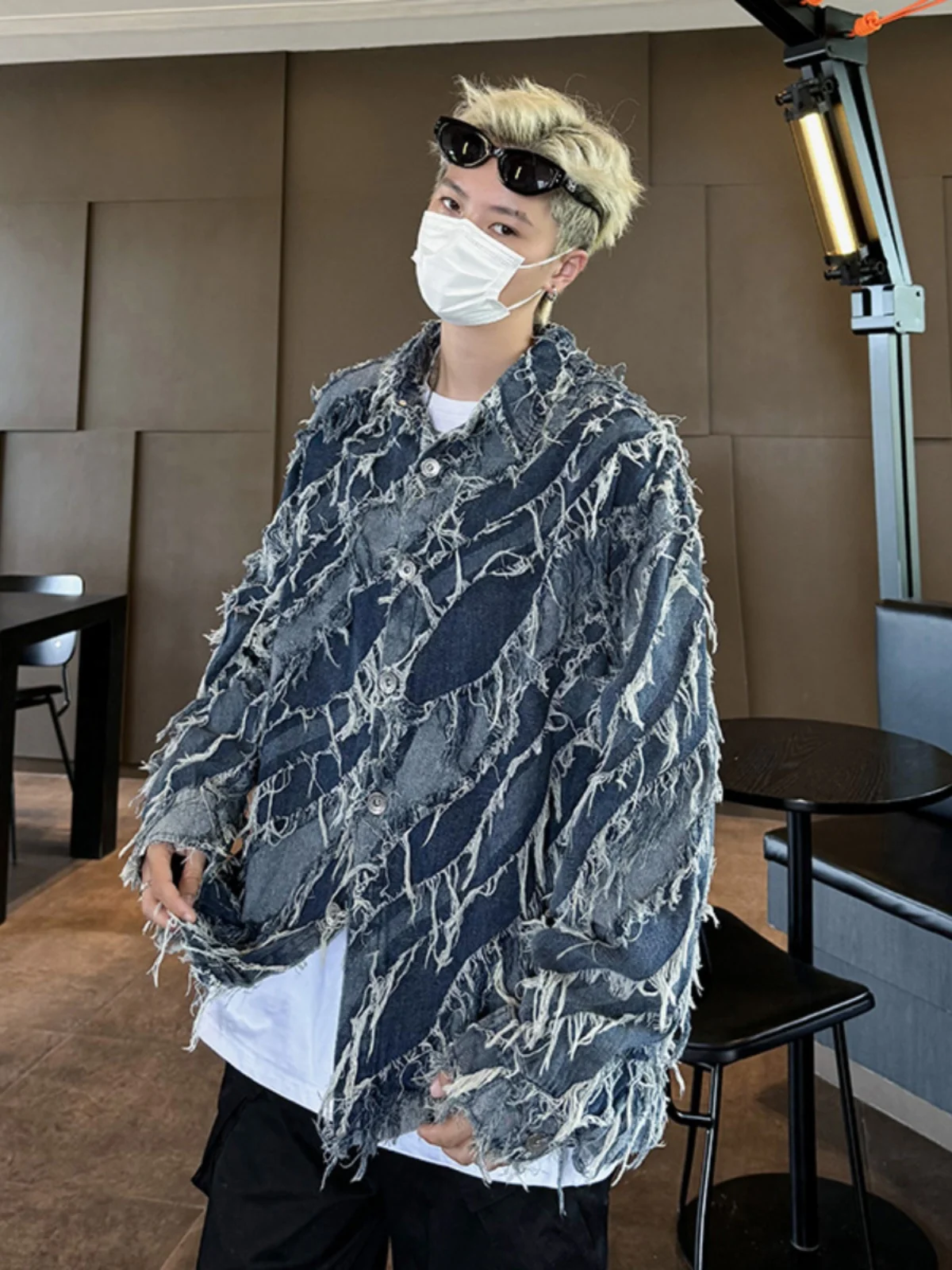 Джинсовая куртка с бахромой и рваными краями, свободного кроя, мужская верхняя одежда, весна-осень, премиум-класс, молодежный стиль, энергичный образ, длинный рукав
Джинсовая куртка с бахромой и рваными краями, свободного кроя, мужская верхняя одежда, весна-осень, премиум-класс, молодежный стиль, энергичный образ, длинный рукав