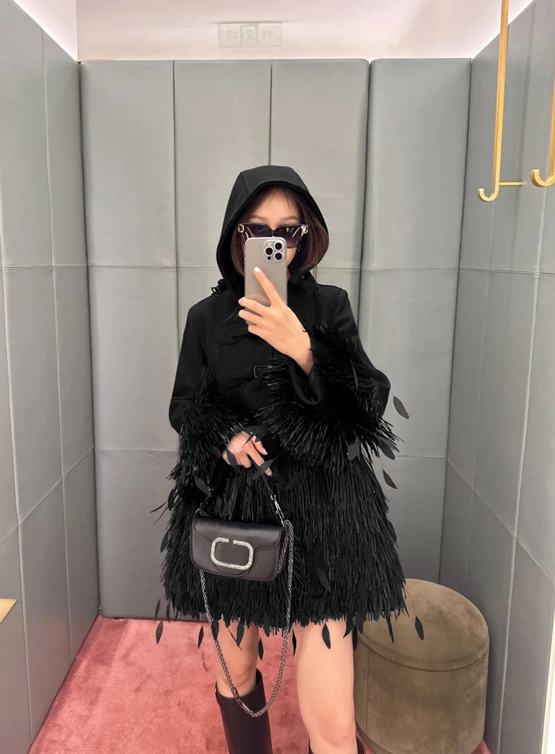 Top Quality 2025 Winter Women's Fashion Wool Overcoat Luxury Patchwork Feather Tassel Loose Black Hooded Coat
Top Quality 2025 Winter Women's Fashion Wool Overcoat Luxury Patchwork Feather Tassel Loose Black Hooded Coat