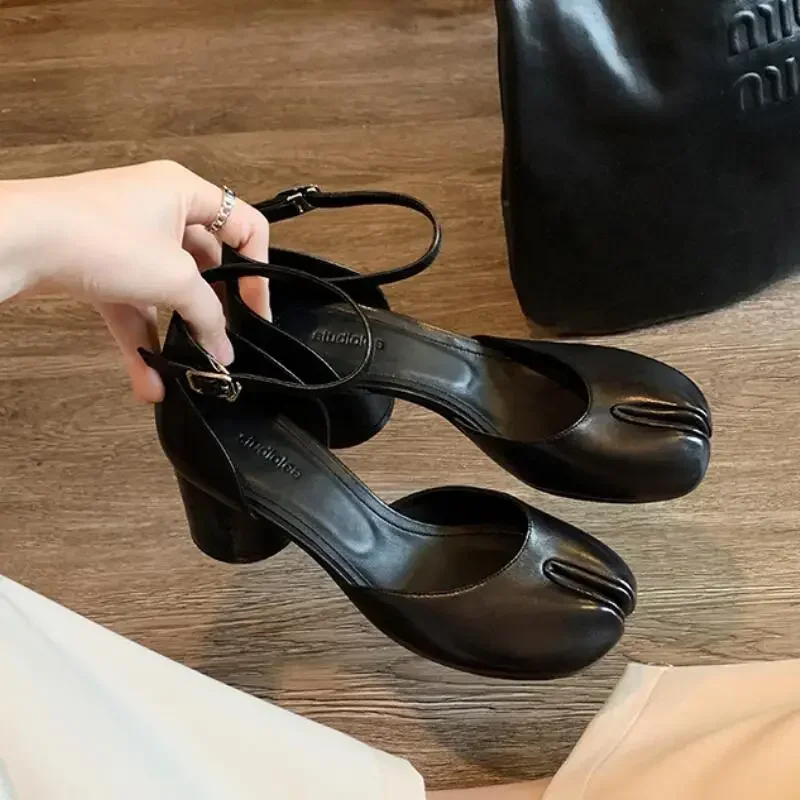 Fashion Tabi Ninja Shoes WomenRound Split Toe Shallow Thick Heel Sandals Single Mid Heel Mary Janes Shoes Female Pumps
Fashion Tabi Ninja Shoes WomenRound Split Toe Shallow Thick Heel Sandals Single Mid Heel Mary Janes Shoes Female Pumps