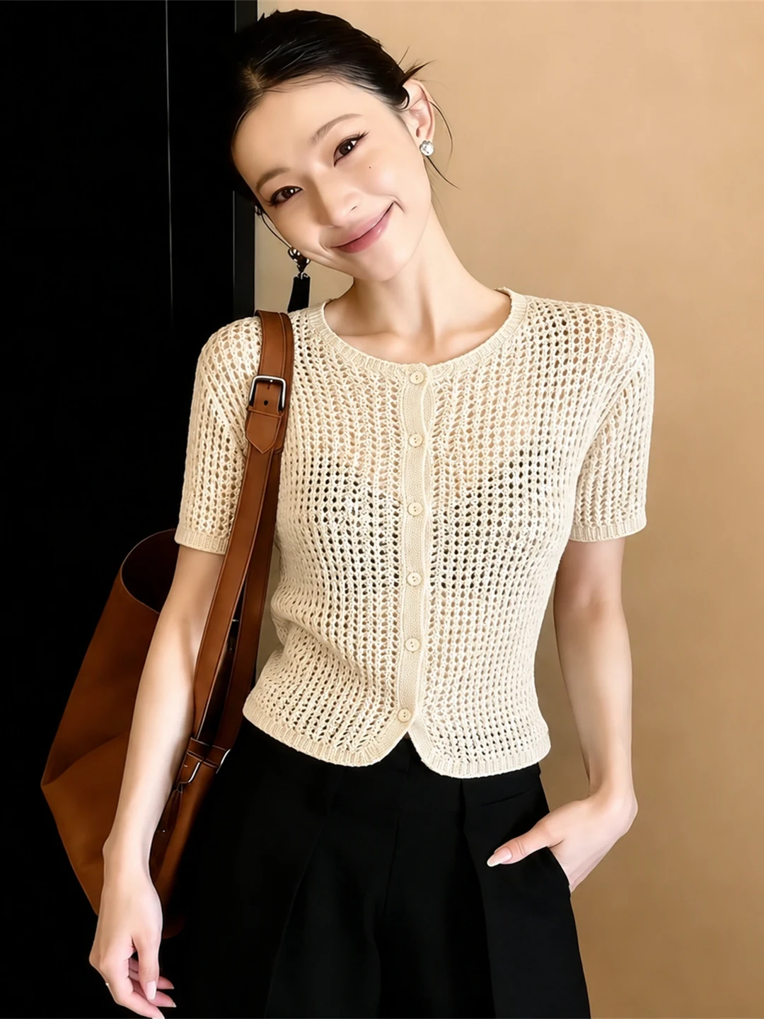 Elegant Hollow out round Neck Single Button Knitwear Short Sleeve Summer Slimming Fashion Top Korean Style Straight Cut Silk
Elegant Hollow out round Neck Single Button Knitwear Short Sleeve Summer Slimming Fashion Top Korean Style Straight Cut Silk