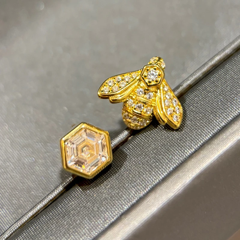 New Luxury Designer Real 925 Sterling Silver Stud Earrings Bee Asymmetric Smooth Zircon Women Brand Wedding Party Jewelry Gift
New Luxury Designer Real 925 Sterling Silver Stud Earrings Bee Asymmetric Smooth Zircon Women Brand Wedding Party Jewelry Gift
